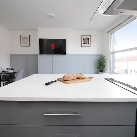 Entire 2 Bed Modern Flat With Parking For Families, Business And Contractors Bristol