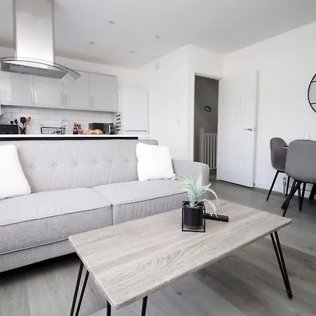 Entire 2 Bed Modern Flat With Parking For Families, Business And Contractors