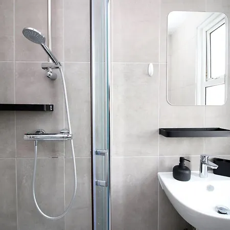 Entire 2 Bed Modern Flat With Parking For Families, Business And Contractors Apartamento *