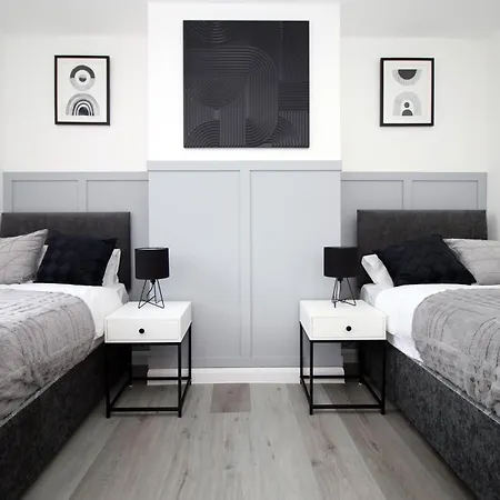 Entire 2 Bed Modern Flat With Parking For Families, Business And Contractors Apartman