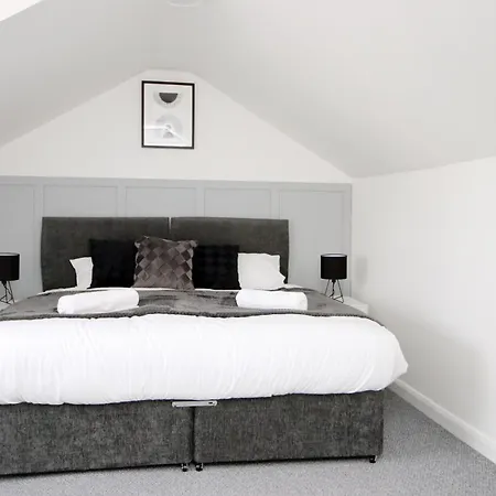 Entire 2 Bed Modern Flat With Parking For Families, Business And Contractors * Bristol