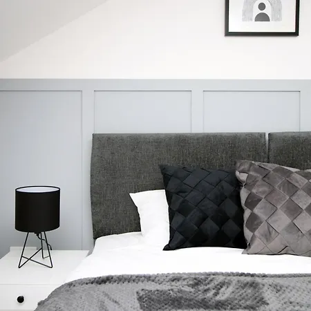 شقة Entire 2 Bed Modern Flat With Parking For Families, Business And Contractors
