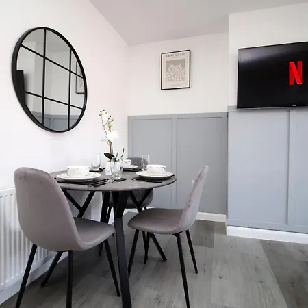 Entire 2 Bed Modern Flat With Parking For Families, Business And Contractors Bristol