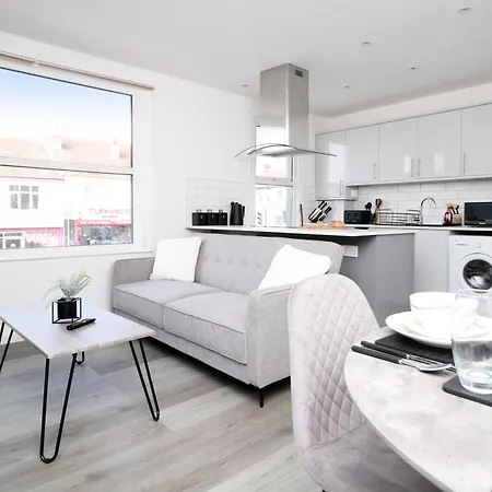 Entire 2 Bed Modern Flat With Parking For Families, Business And Contractors * Bristol