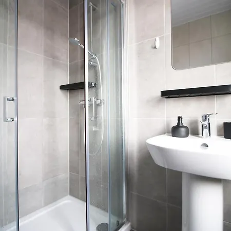Entire 2 Bed Modern Flat With Parking For Families, Business And Contractors *