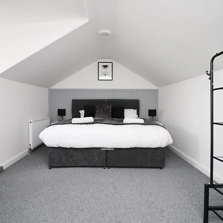 Entire 2 Bed Modern Flat With Parking For Families, Business And Contractors Apartman *