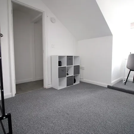 Entire 2 Bed Modern Flat With Parking For Families, Business And Contractors *
