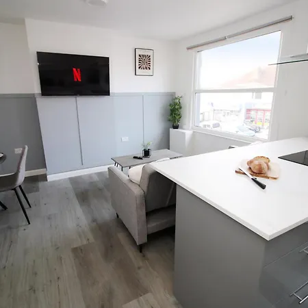 Entire 2 Bed Modern Flat With Parking For Families, Business And Contractors בריסטול