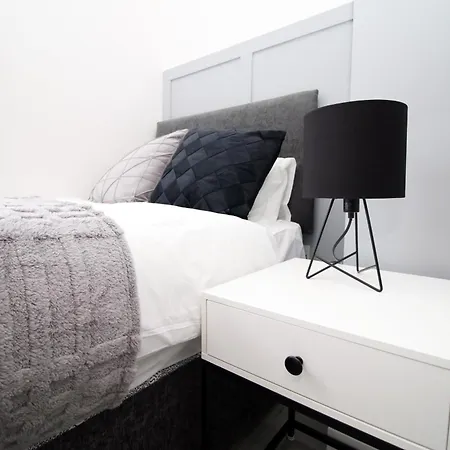 דירה Entire 2 Bed Modern Flat With Parking For Families, Business And Contractors *