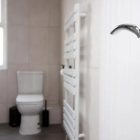 Entire 2 Bed Modern Flat With Parking For Families, Business And Contractors דירה