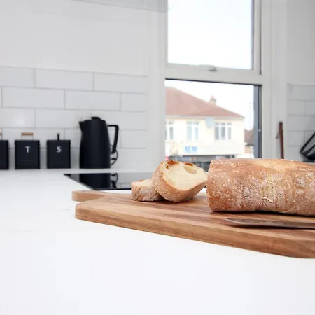 Appartement Entire 2 Bed Modern Flat With Parking For Families, Business And Contractors Bristol