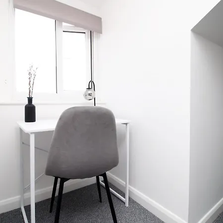 דירה Entire 2 Bed Modern Flat With Parking For Families, Business And Contractors