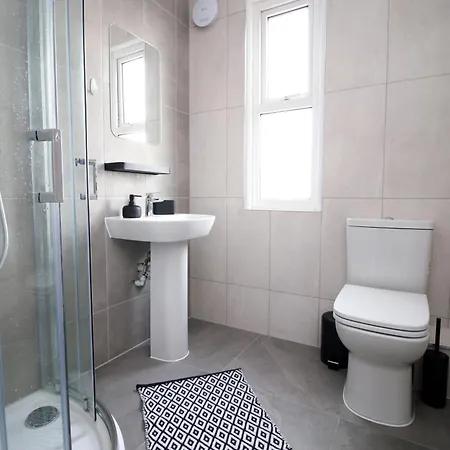 Entire 2 Bed Modern Flat With Parking For Families, Business And Contractors בריסטול