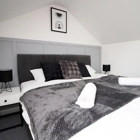 Entire 2 Bed Modern Flat With Parking For Families, Business And Contractors